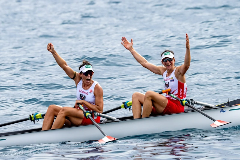 Magdalena und Katharina Lobnig jubeln im Boot nach ihrem Erfolg bei den World Rowing Coastal Championships 2024 in Genua.